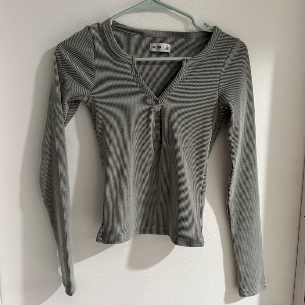 Hollister Women's Charcoal Long Sleeve Tee